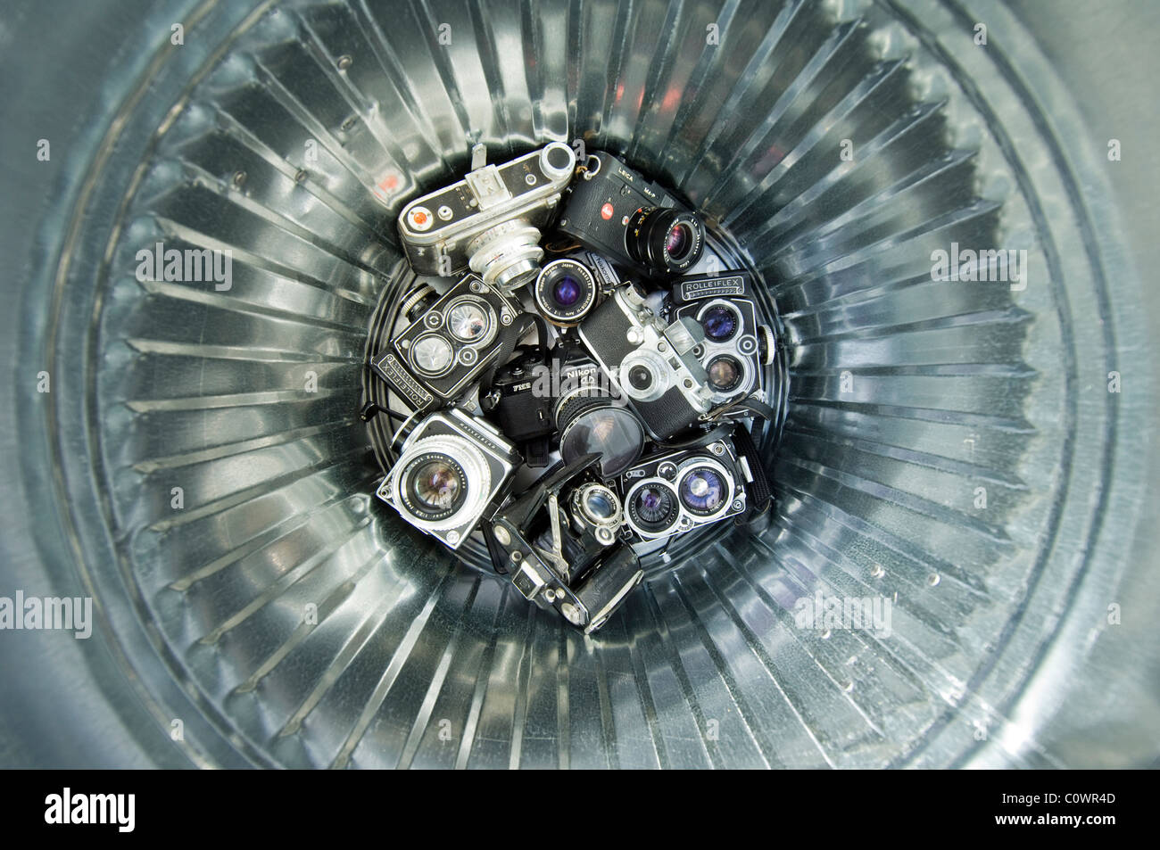 Un cestino di vecchi pre-fotocamere digitali tra cui un Rolliflex, una Hasselblad una Leica e un Nikon F Foto Stock