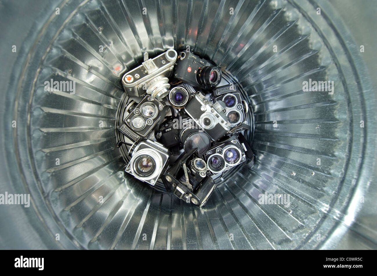 Un cestino di vecchi pre-fotocamere digitali tra cui un Rolliflex, una Hasselblad una Leica e un Nikon Foto Stock