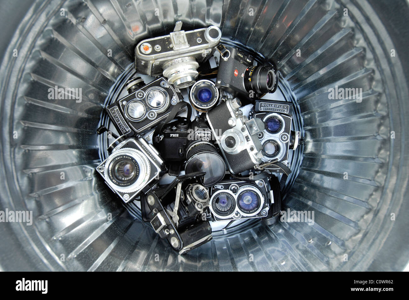 Un cestino di vecchi pre-fotocamere digitali tra cui un Rolliflex, una Hasselblad una Leica e un Nikon Foto Stock