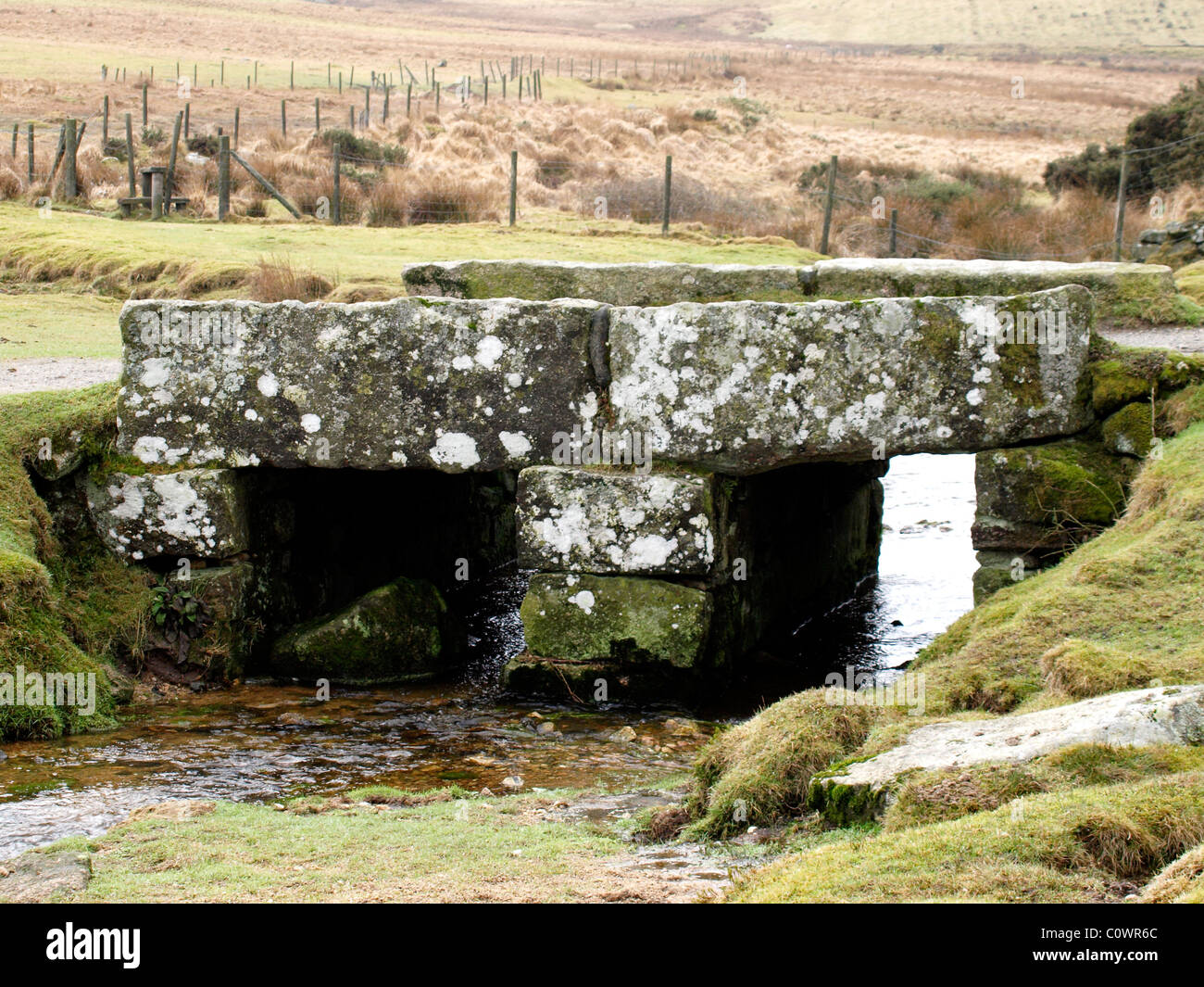 Un antico ponte in pietra a Bodmin Moor, in fondo Roughtor, Cornwall, Regno Unito Foto Stock