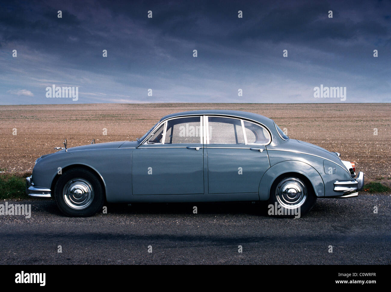 1959 Jaguar MKII 3.4 parcheggiato in Vicolo del paese Foto Stock