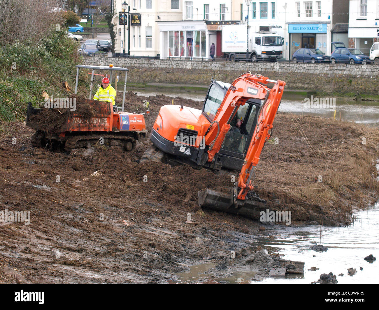 Agenzia ambientale facendo alluvione lavoro di difesa sul fiume Neet, Bude, Cornwall, Regno Unito Foto Stock