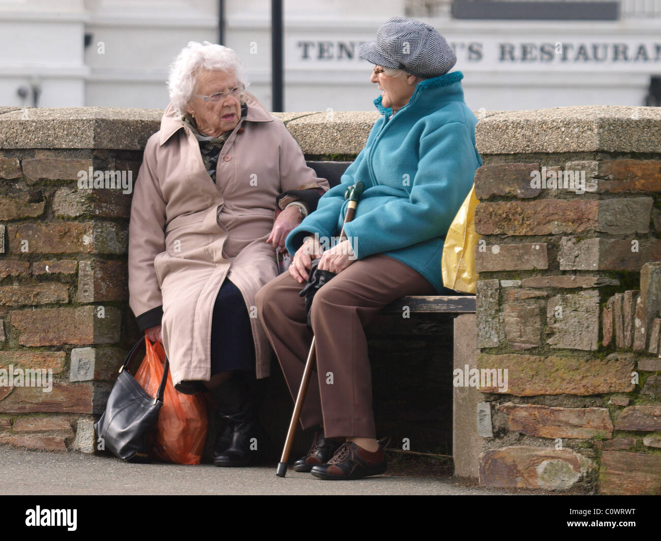 Due old ladies chat, REGNO UNITO Foto Stock