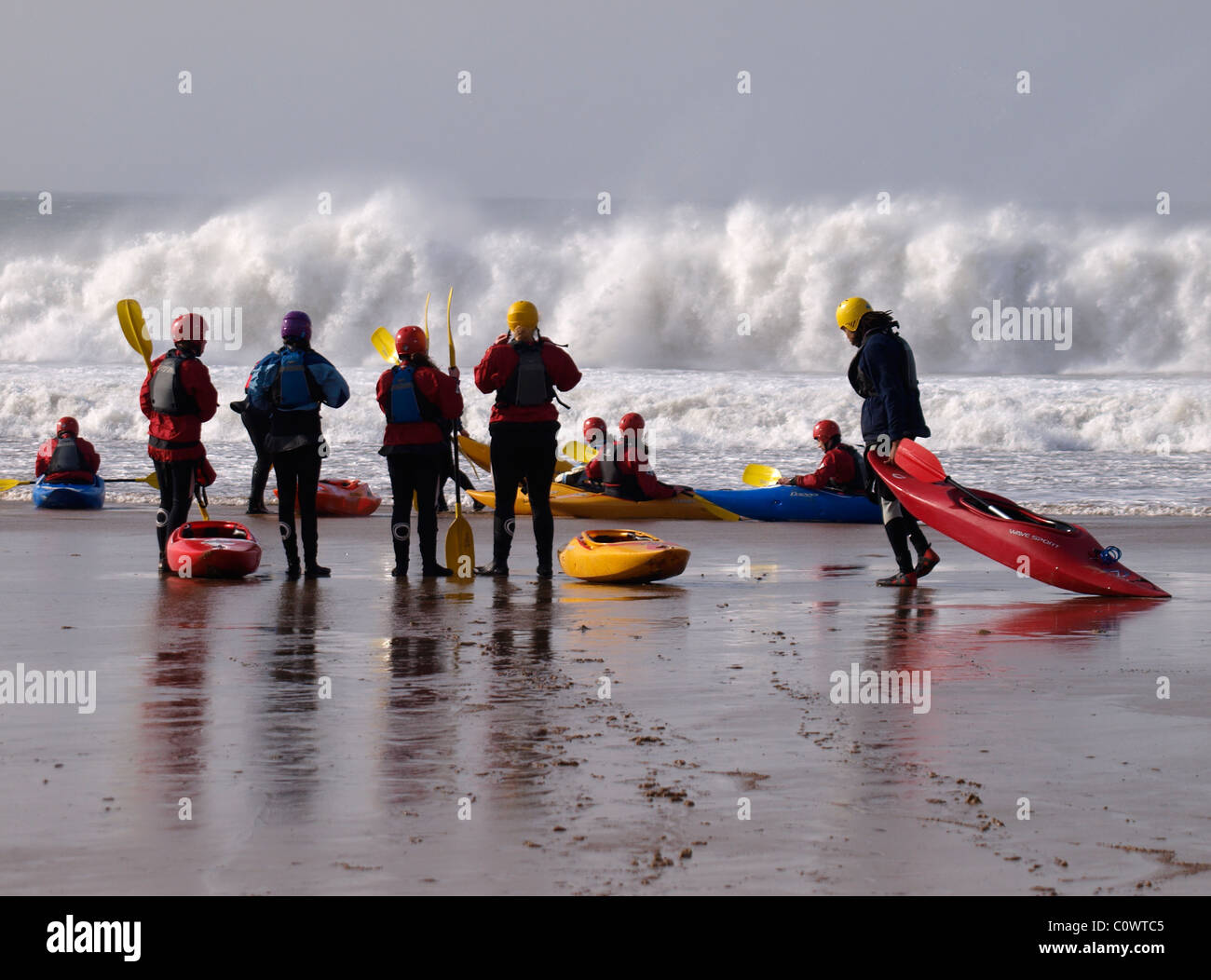 Surf kayakers, Devon, Regno Unito Foto Stock