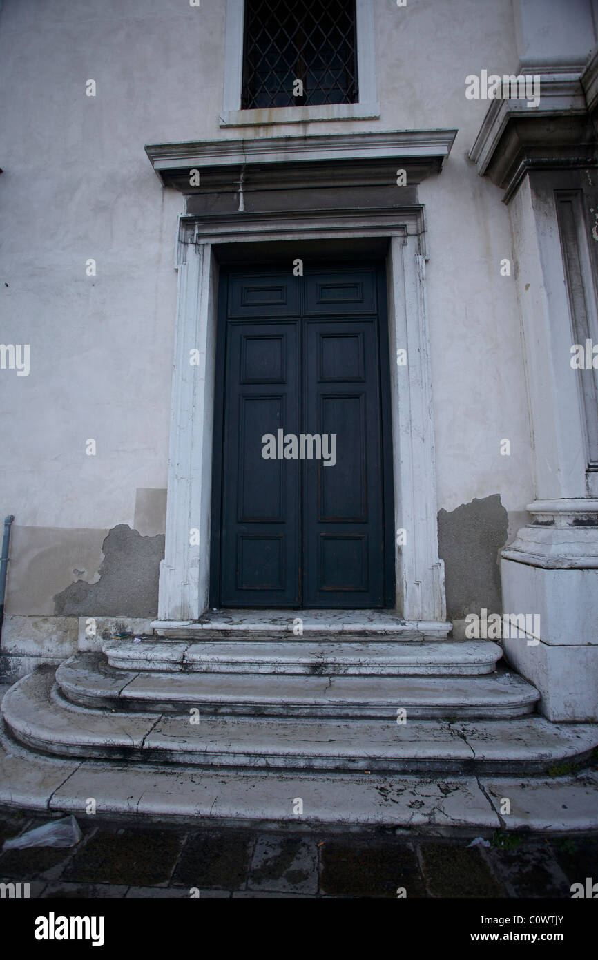 Una porta a Venezia, Italia con gradini in pietra che conduce ad esso. Foto Stock