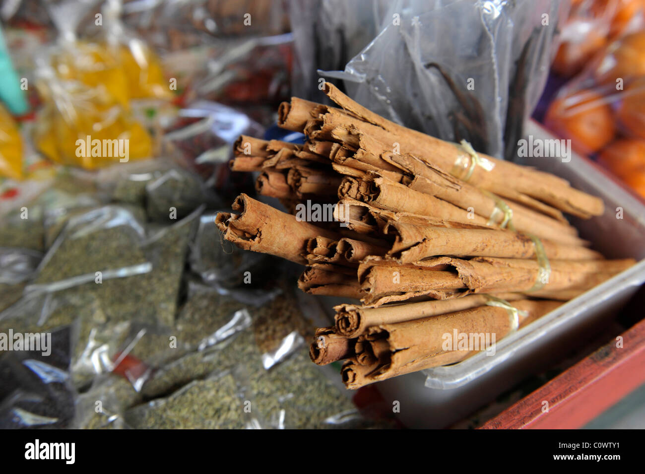 Close-up di bastoncini di cannella Cinnamomum zeylanicum presso il Victoria Market di Victoria, Mahe Island, Seicelle Foto Stock