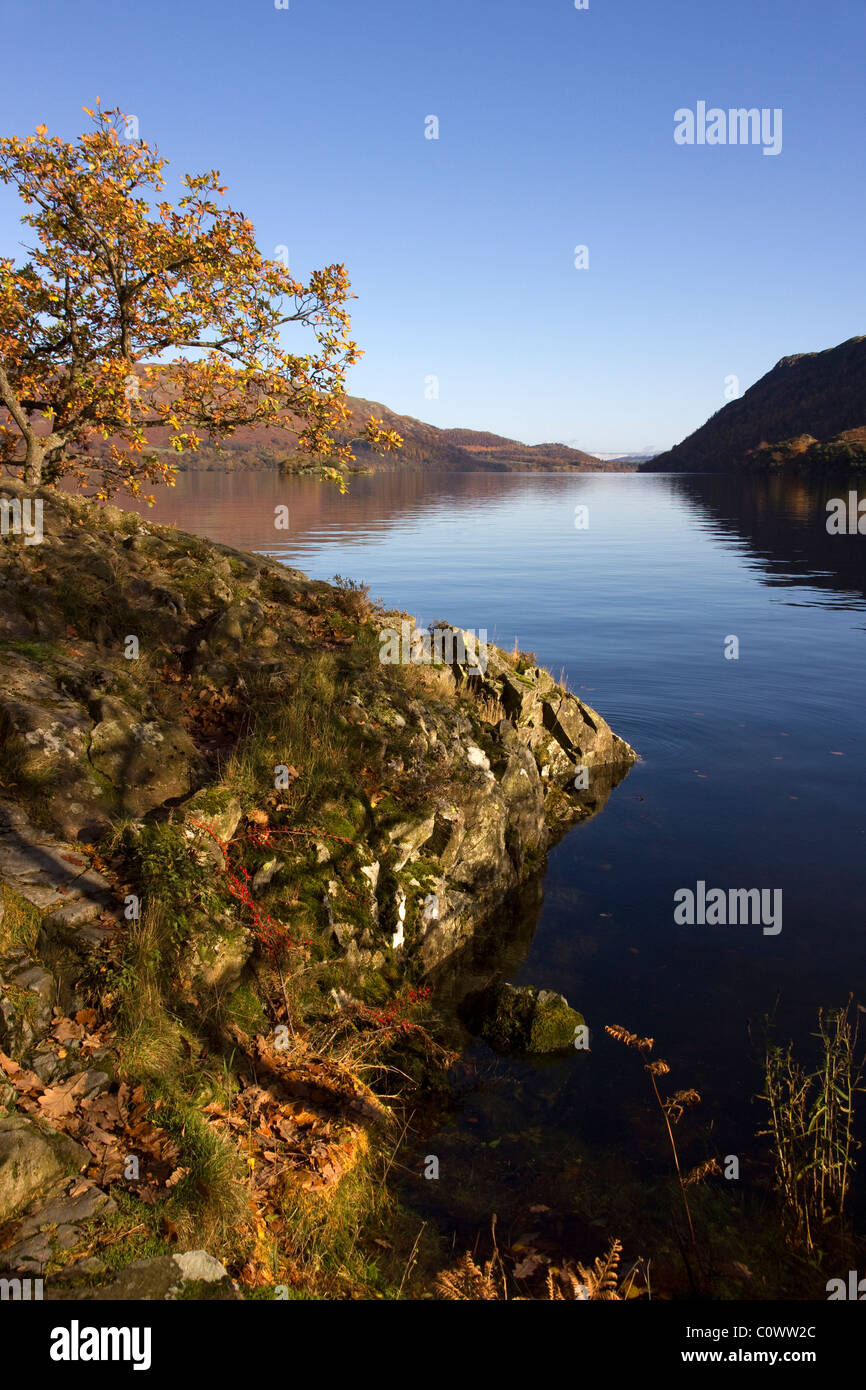 Riflessioni nelle calme acque del lago Ullswater dall'Ullswater modo, Glenridding, Lake District, Cumbria, England, Regno Unito Foto Stock