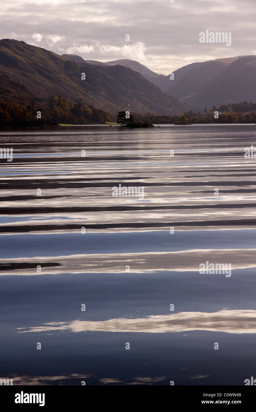 Increspature e riflessi nelle calme acque del lago Ullswater, Glenridding, Lake District, Cumbria, England, Regno Unito Foto Stock