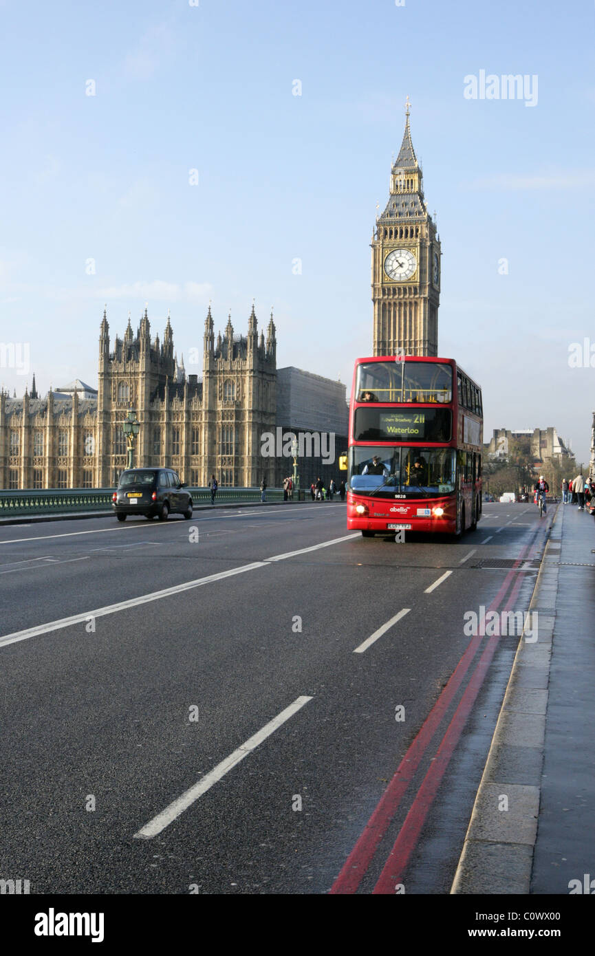 Famoso bus rosso sul Westminster Bridge di Londra Foto Stock