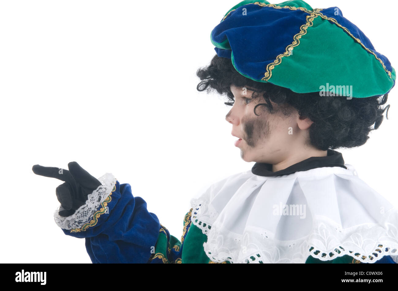 Un giovane bambino giocando Zwarte Piet (nero Pete), questa è una tradizione olandese quando Sinterklaas è celebrato nel mese di dicembre. Foto Stock