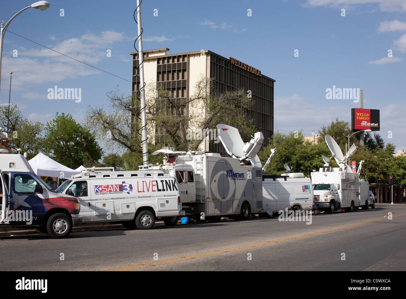Carrelli satellite da stazioni televisive parcheggiata di fronte courthouse mentre la TV reporters Cover Custodia bambino audizione. Foto Stock