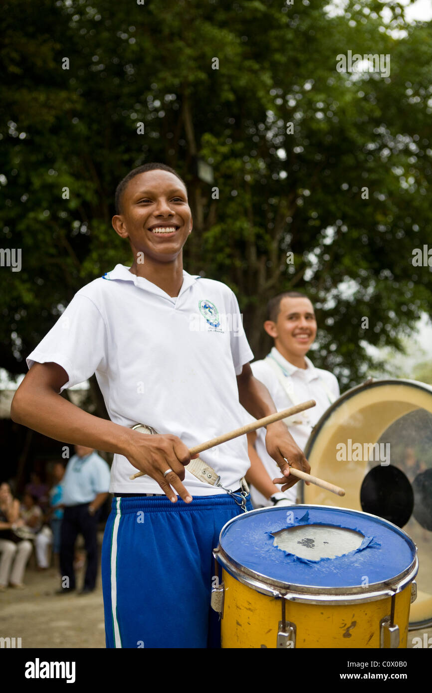 I bambini provenienti dalla Colombia suonare strumenti musicali. Il progetto musicale è stato finanziato da Fairtrade le esportazioni di banane Foto Stock