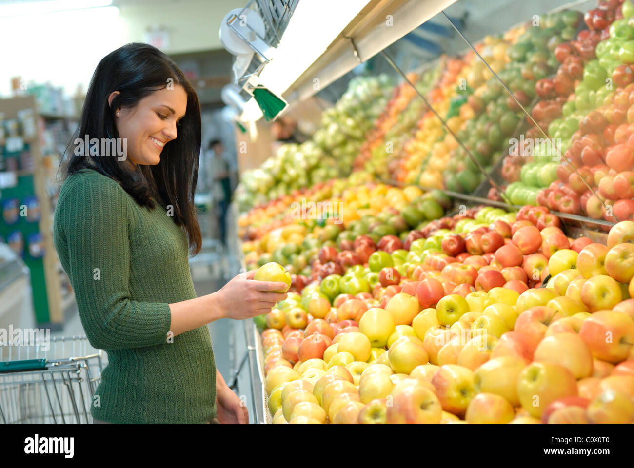 Fotografia Stock di donna attraente shopping per produrre o negozi di generi alimentari Foto Stock