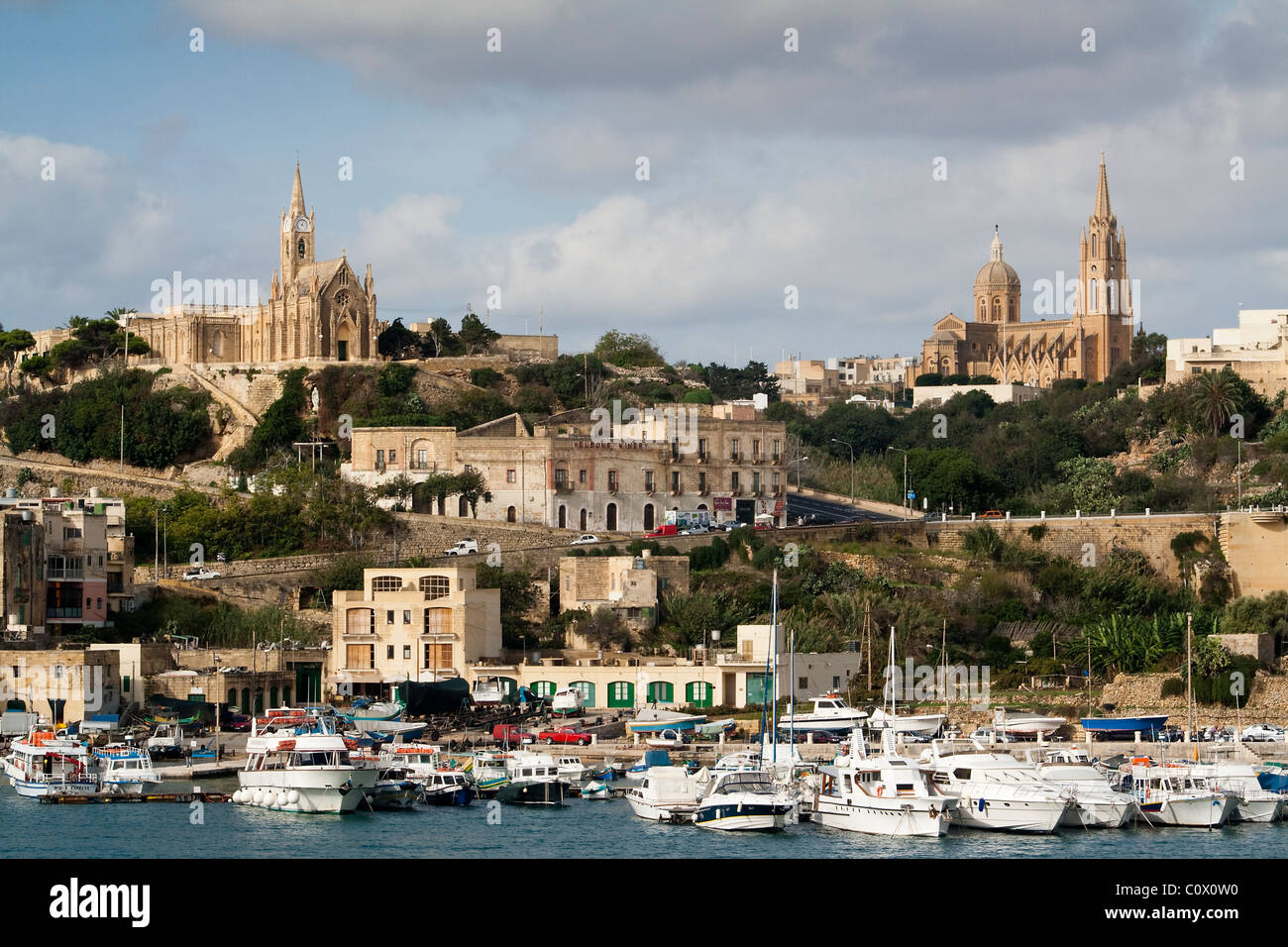 Nostra Signora di Lourdes e Ghajnsielem Chiesa Parrocchiale che si affaccia al porto di Mgarr sull isola di Gozo Foto Stock