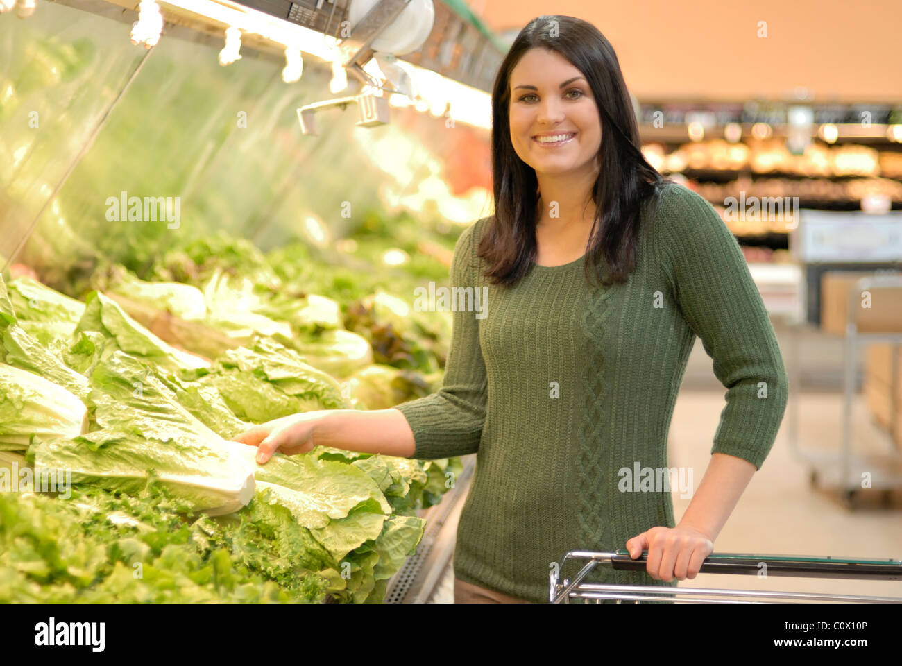 Fotografia Stock di donna attraente shopping per produrre o negozi di generi alimentari Foto Stock
