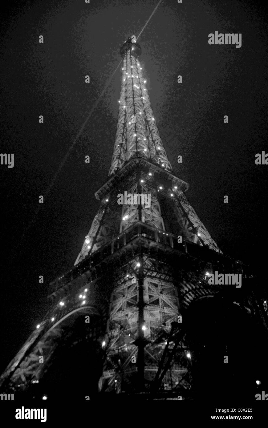 La Torre Eiffel illuminata di notte a Parigi, Francia. Foto Stock