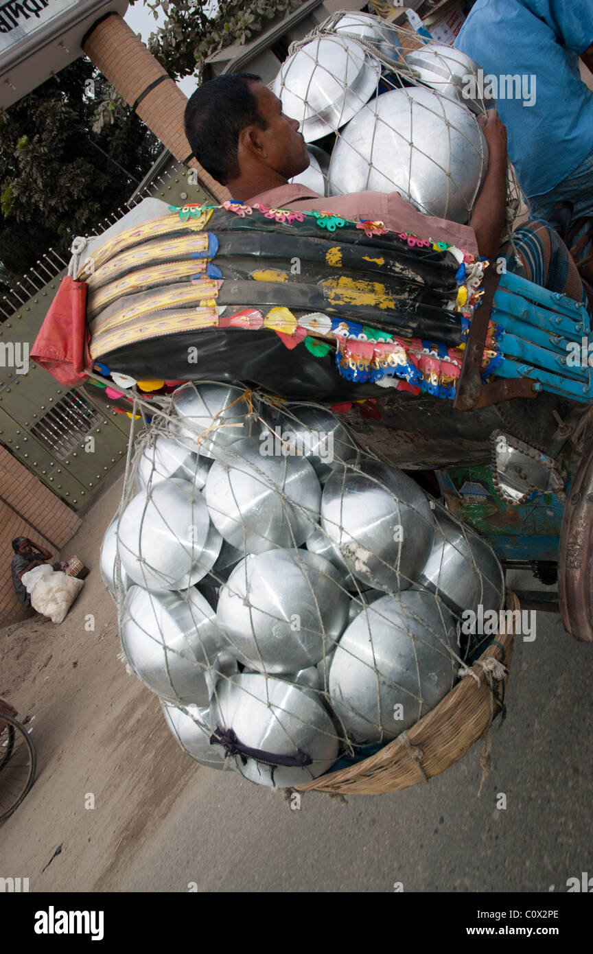 Pentole e padelle sul retro di un rickshaw in Bangladesh Foto Stock