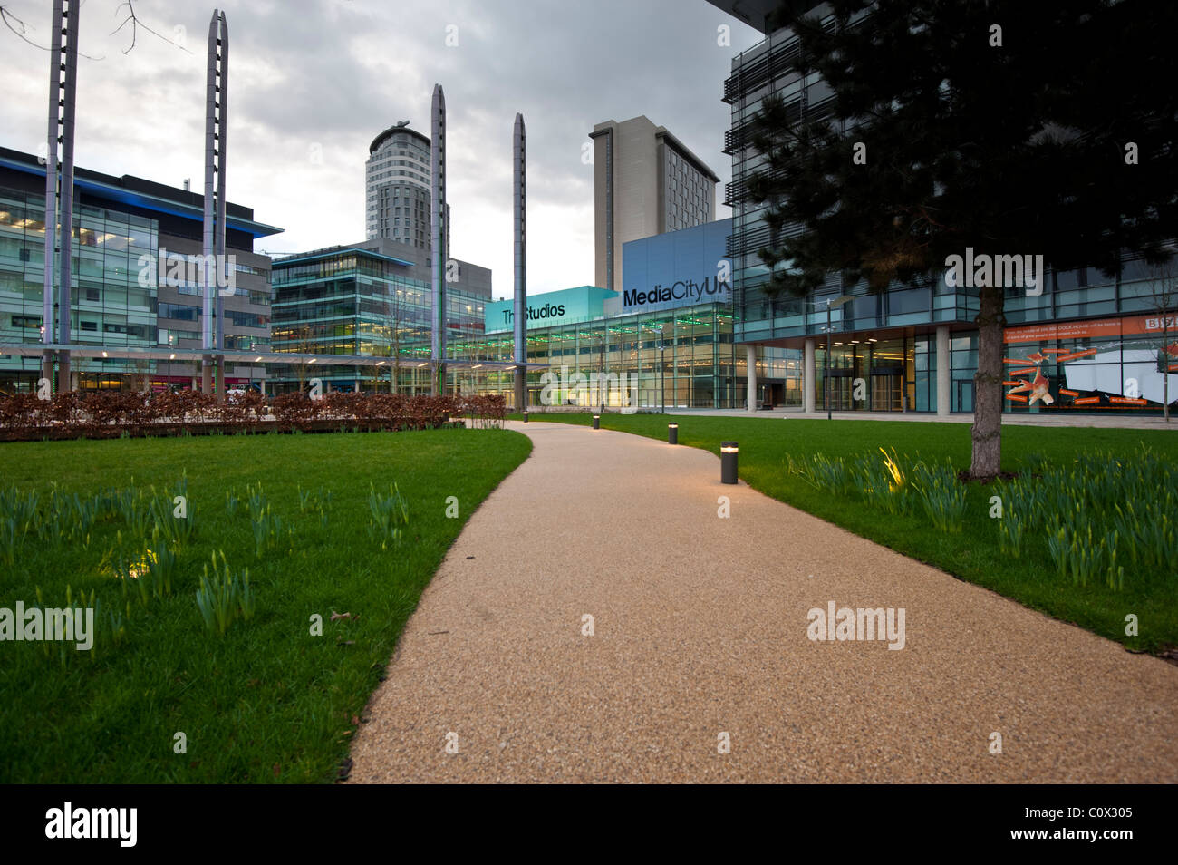 Manchester, Regno Unito: percorso attraverso giardini paesaggistici in Media City Studio e ufficio complesso a Salford Quays Foto Stock