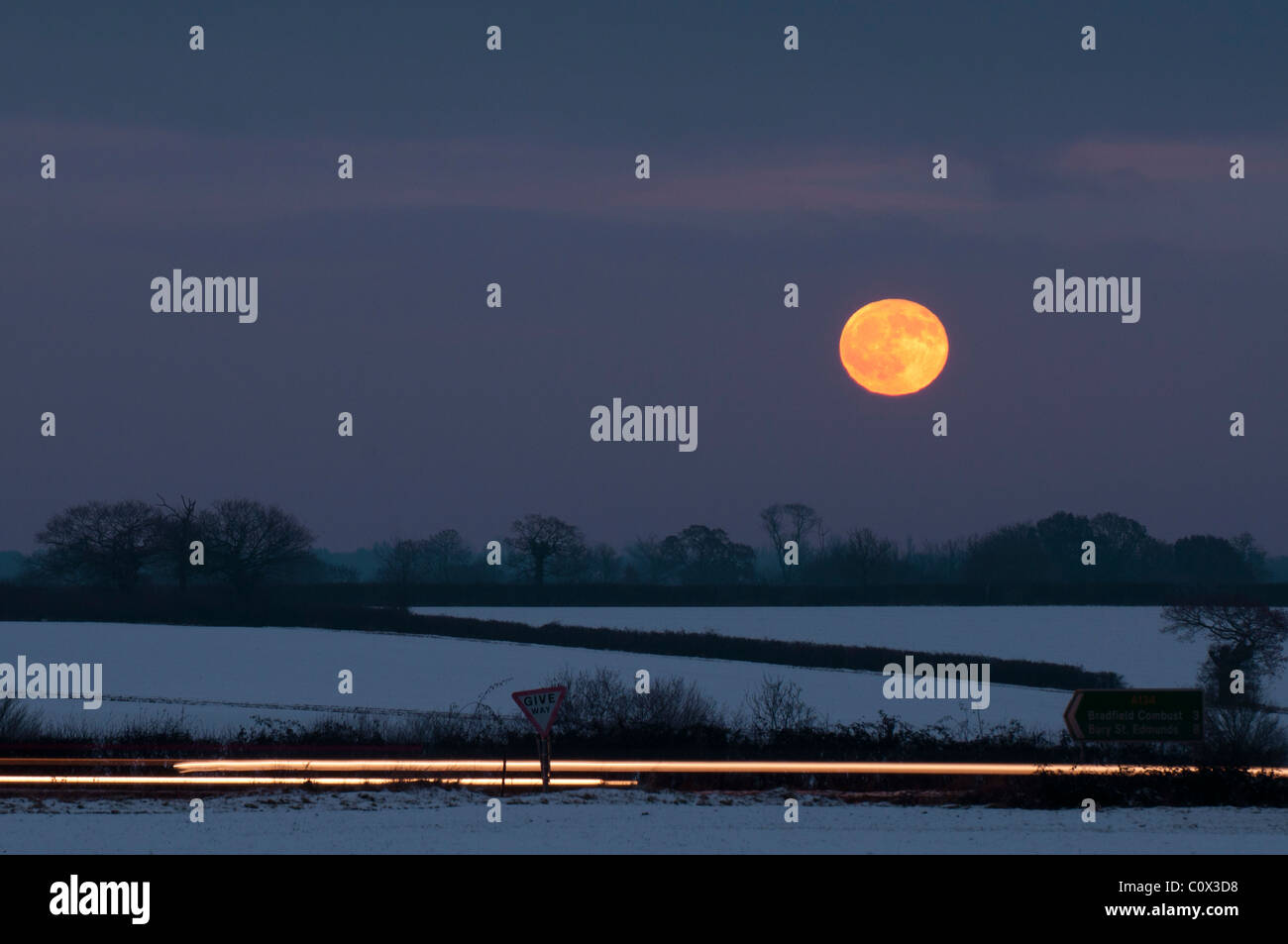 Luna crescente oltre il paesaggio innevato Foto Stock