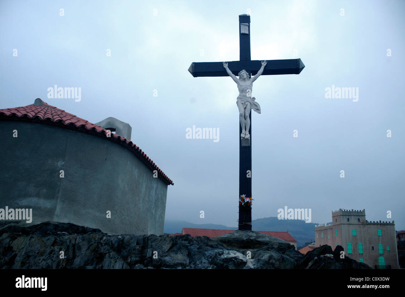 Vista di una croce cristiana vicino a Fisherman's Chapel a Collioure. Francia Foto Stock