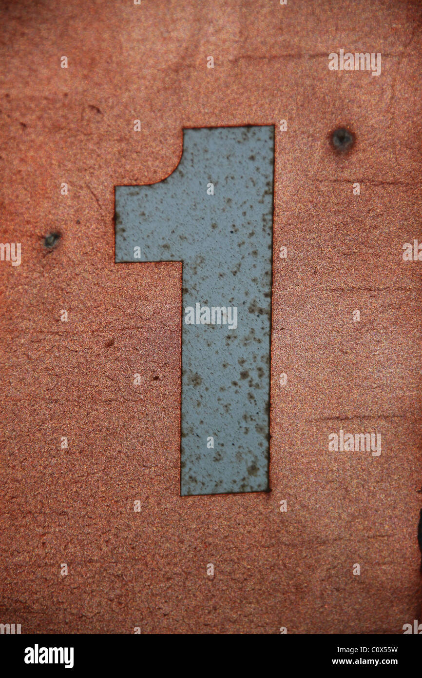 Grigio figura 1 su sfondo marrone Foto Stock