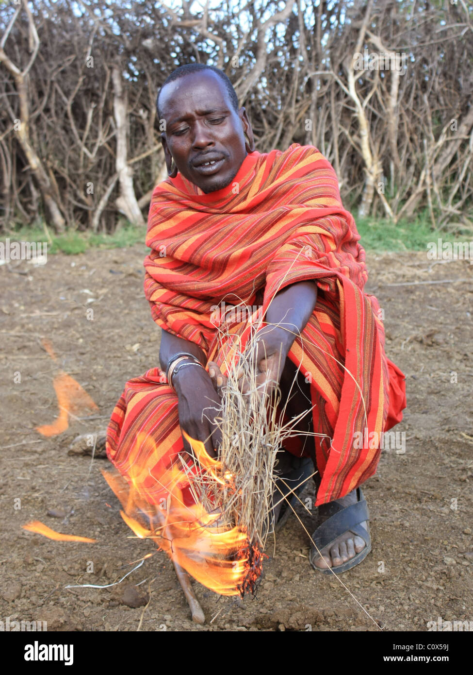 Masai uomo fuoco di impostazione Foto Stock