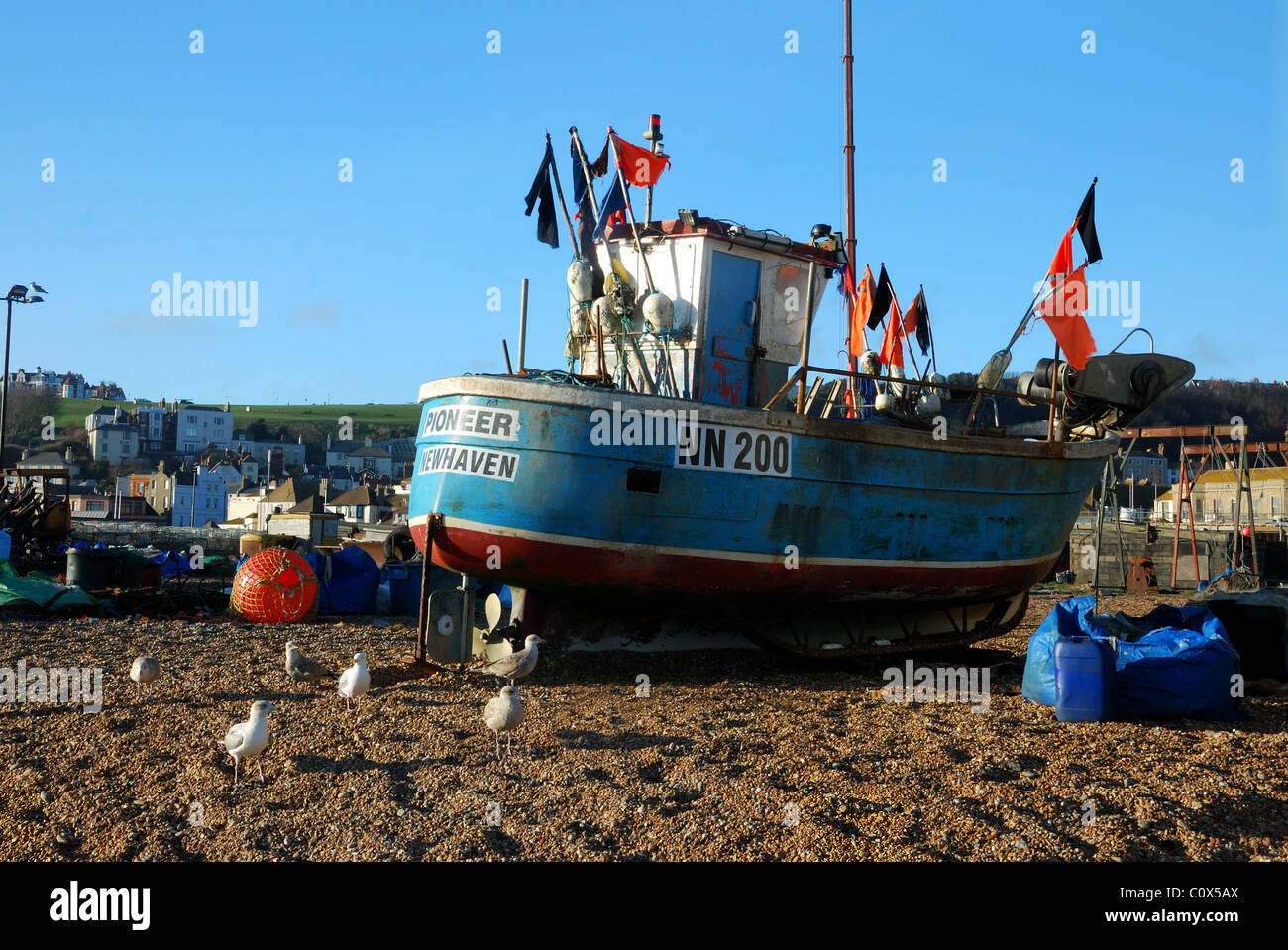 Newhaven Trawler sulla spiaggia di Hastings Foto Stock