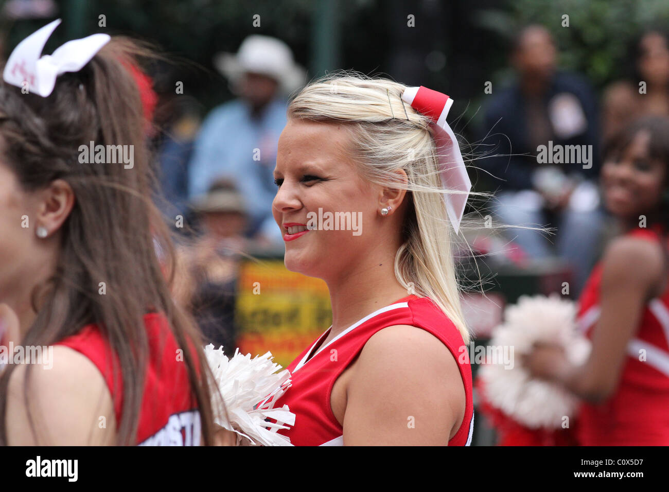 Cheer leader nelle strade del centro di Houston Foto Stock