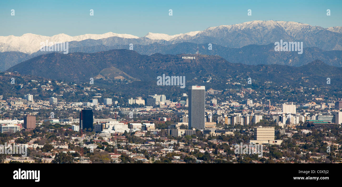 Skyline di Los Angeles dopo una tempesta di neve con neve sulle montagne sullo sfondo, Hollywood Sign visibile Foto Stock
