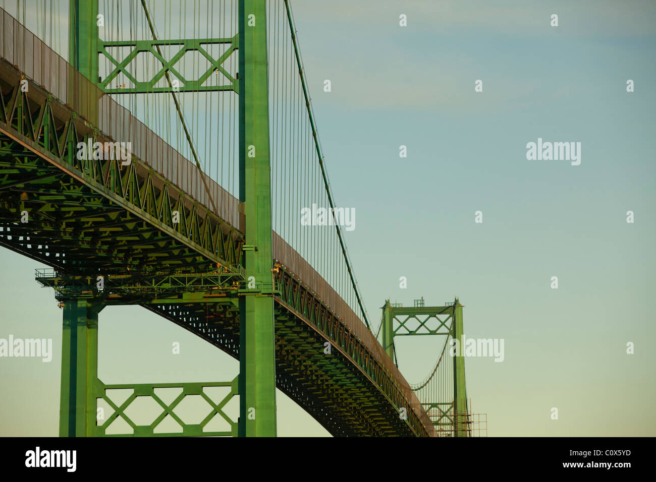 Dettaglio del verde ponte di sospensione. Vincent Thomas Bridge di San Pedro in California, sopra il porto di Los Angeles. Foto Stock