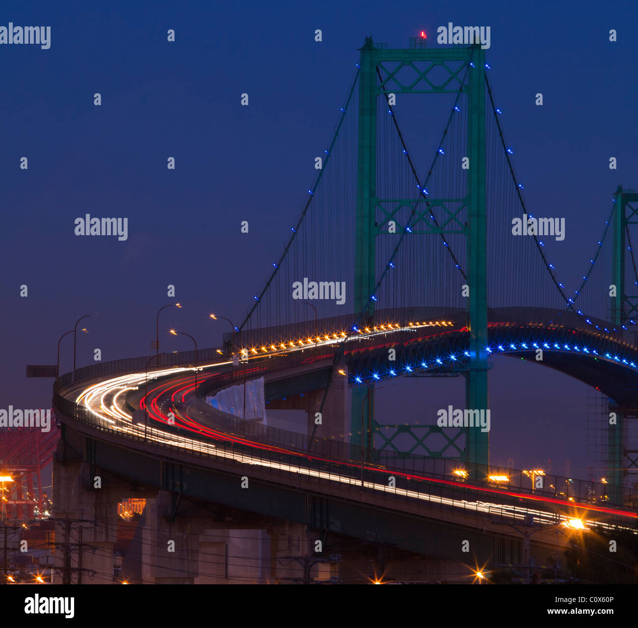 Sulle vetture di Vincent Thomas Bridge di San Pedro in California che mostra il porto di Los Angeles Foto Stock