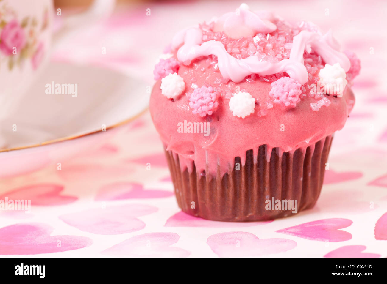 Pink Cup cake e la coppa sullo sfondo con cuori Foto Stock