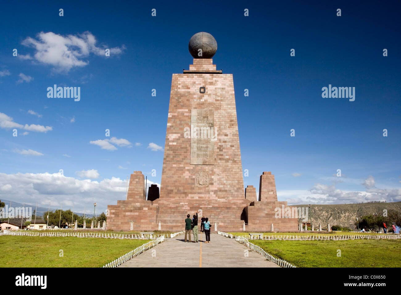 Equatorial Monument - Mitad del Mundo - vicino a Quito, Ecuador Foto Stock