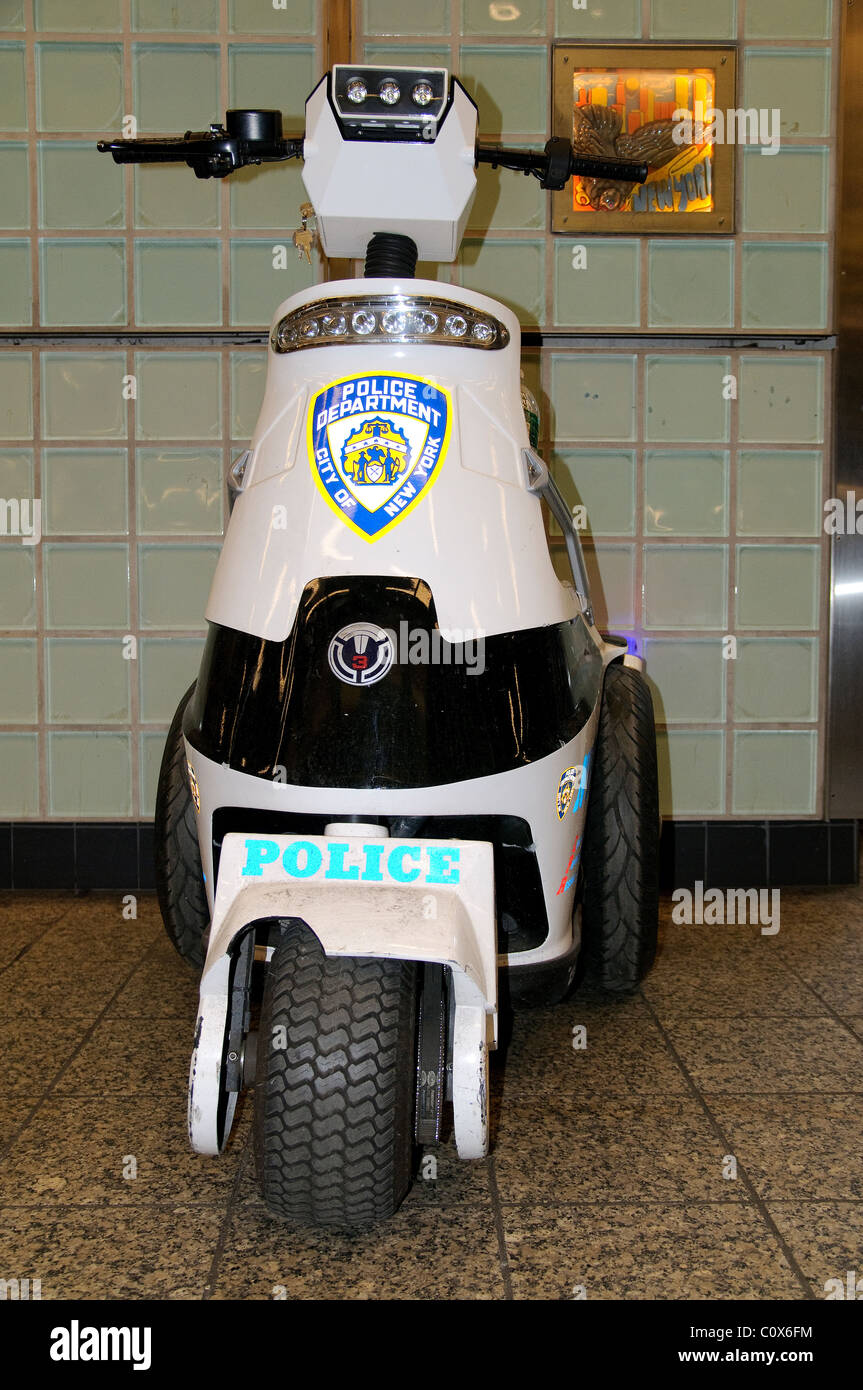 NYPD, New York Police Department, T3 tre wheeler veicolo trasporto di polizia, Times Square stazione della metropolitana, Foto Stock