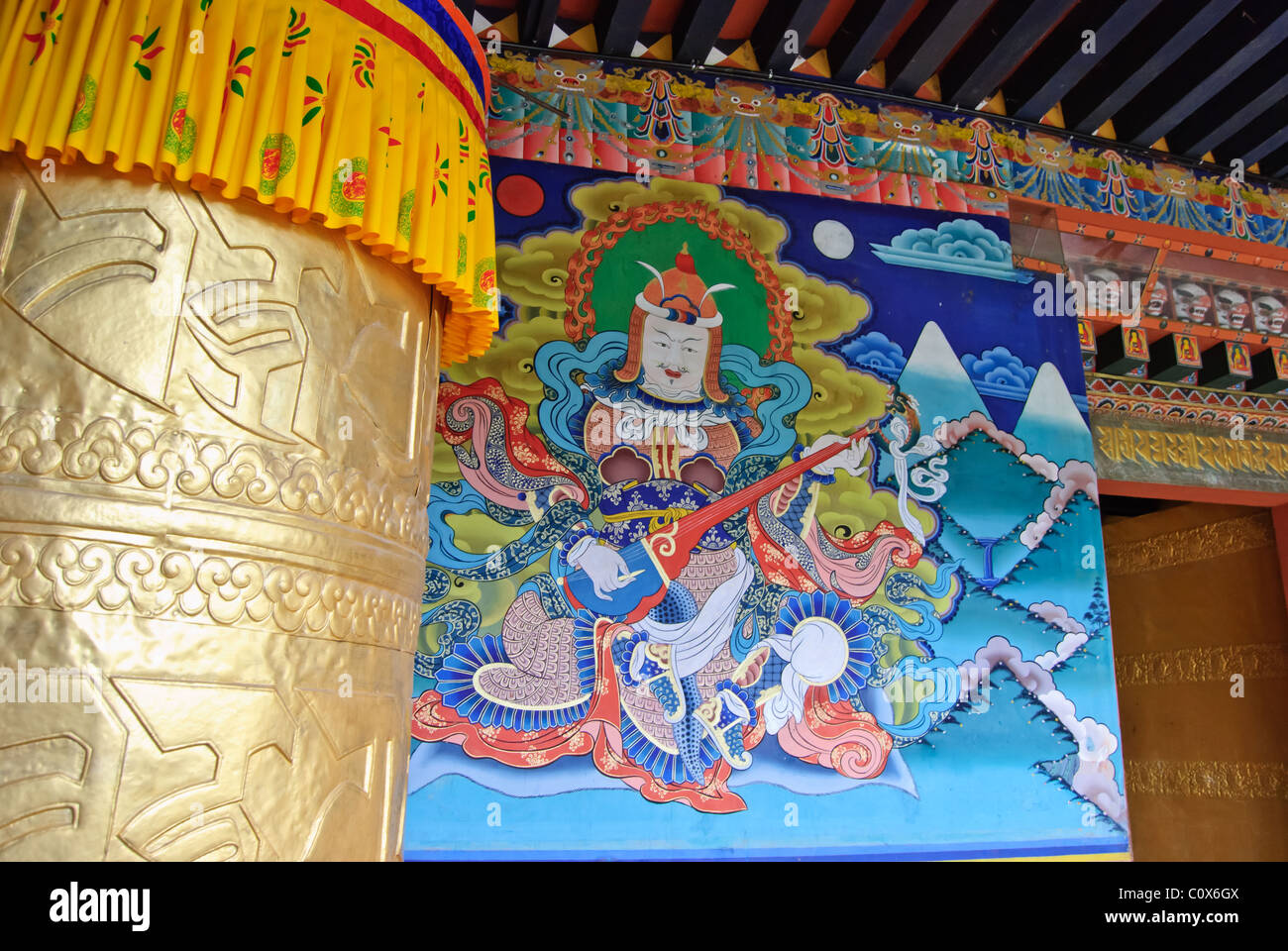 Pittura murale e la preghiera la ruota a Punakha Dzong, Bhutan Foto Stock