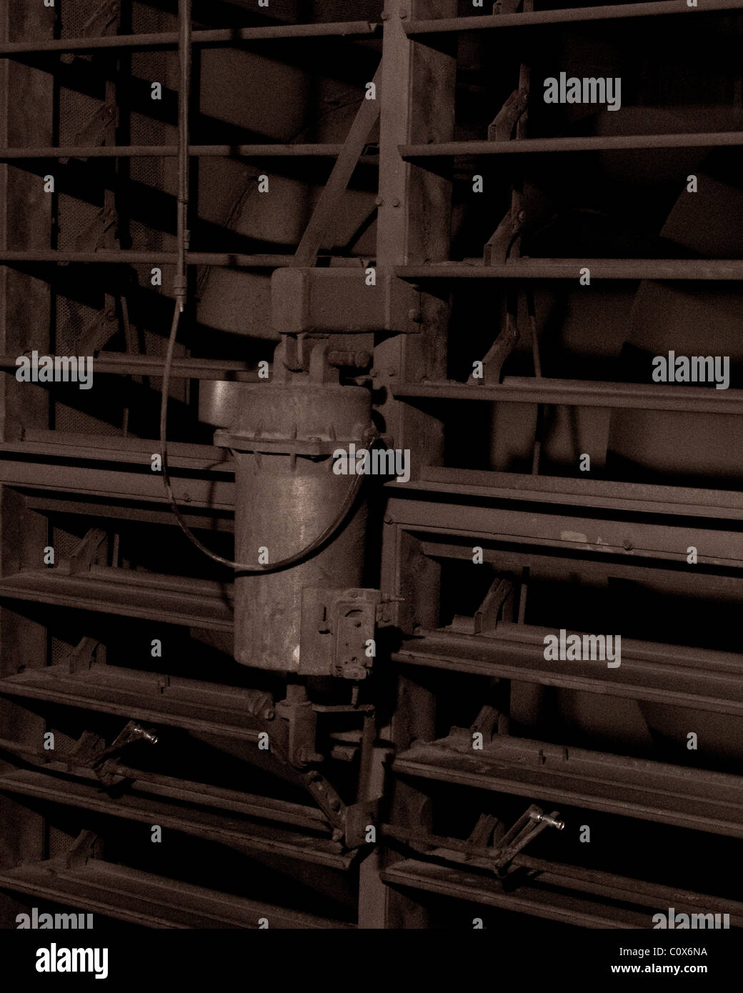 Un dispositivo di controllo meccanico di apertura e chiusura di condotti di alimentazione aria Foto Stock