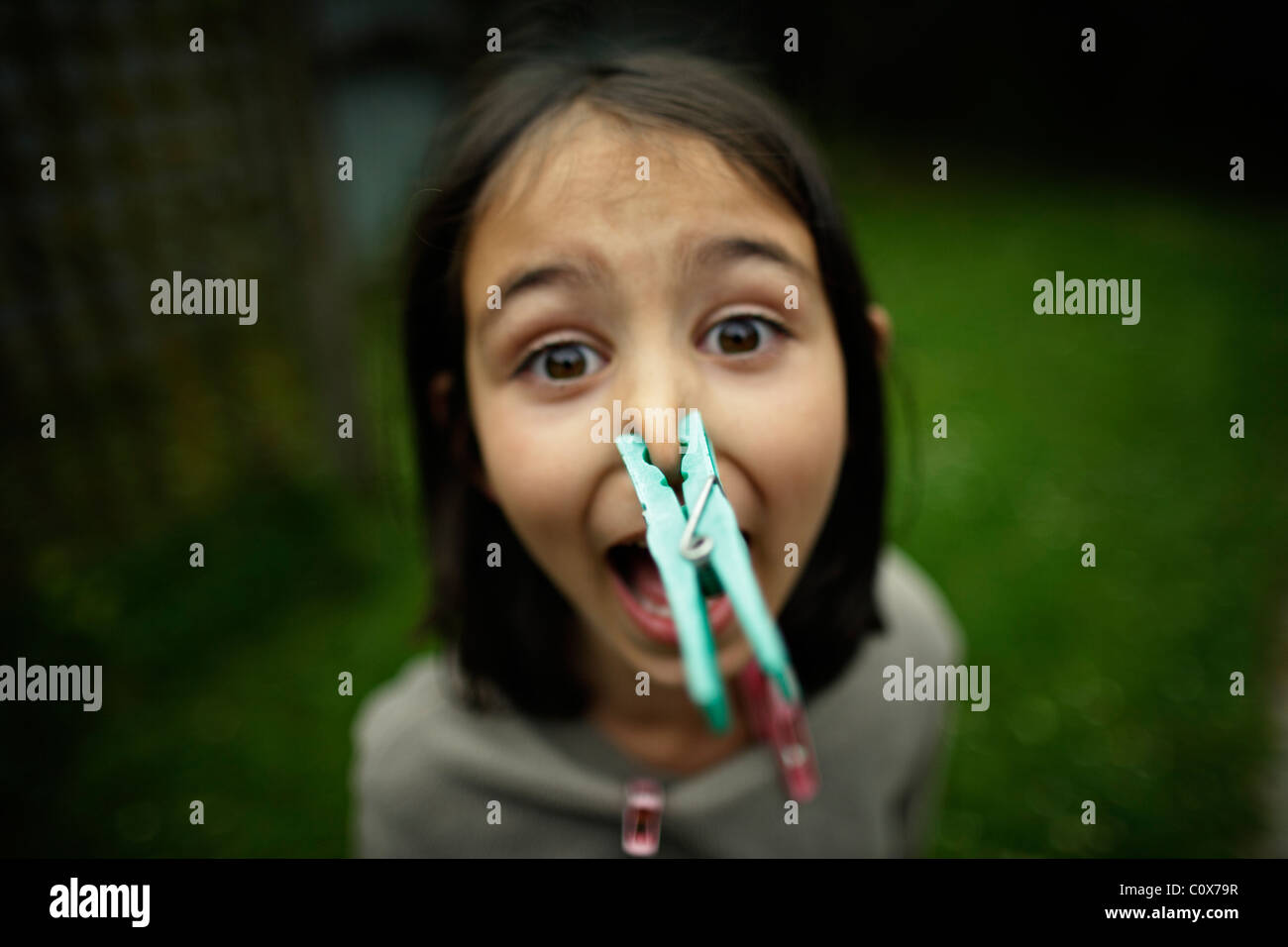 Ragazza con peg sul naso Foto Stock