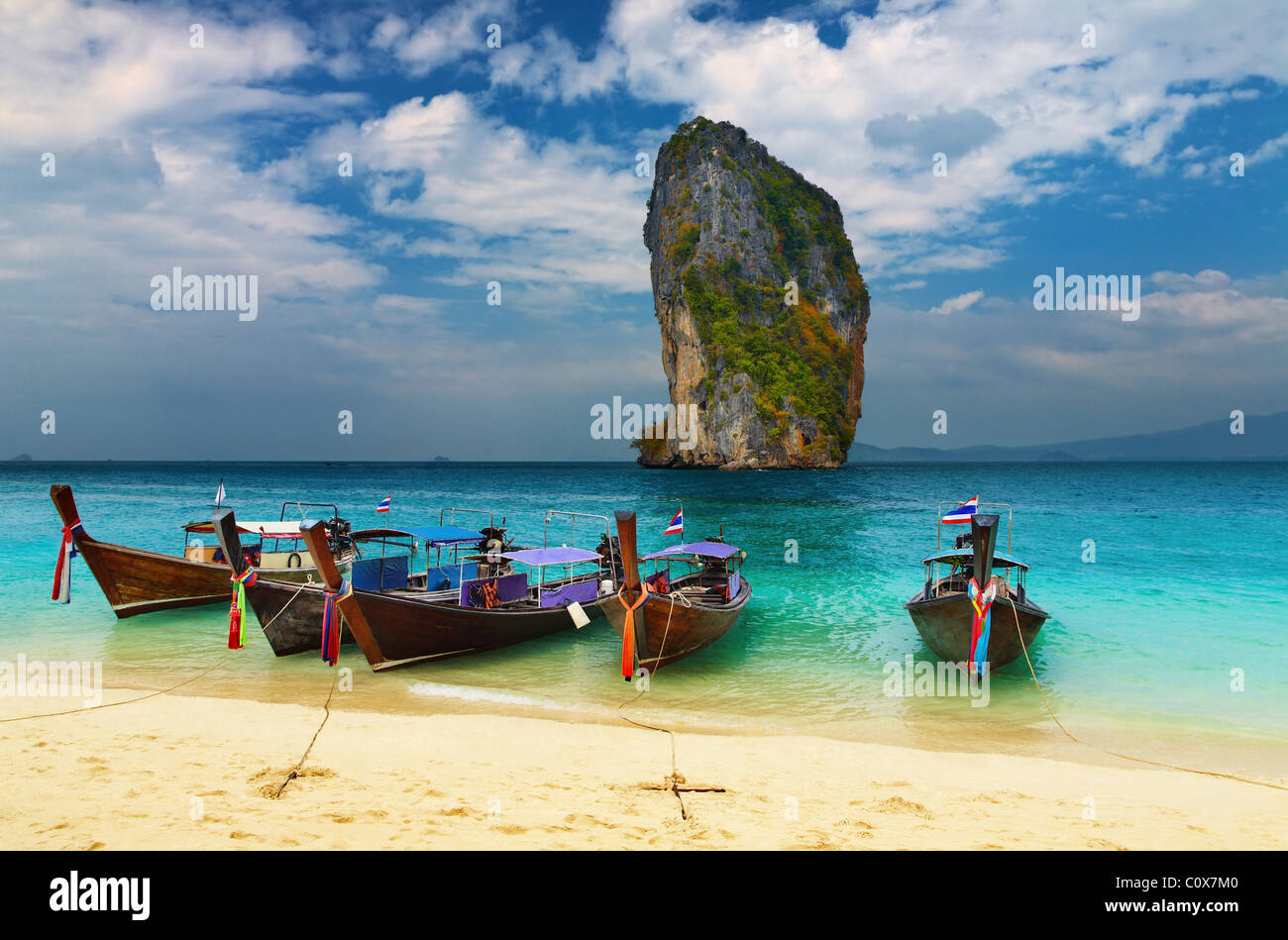 Tropical Beach, tradizionale longtail barche, sul Mare delle Andamane, Thailandia Foto Stock