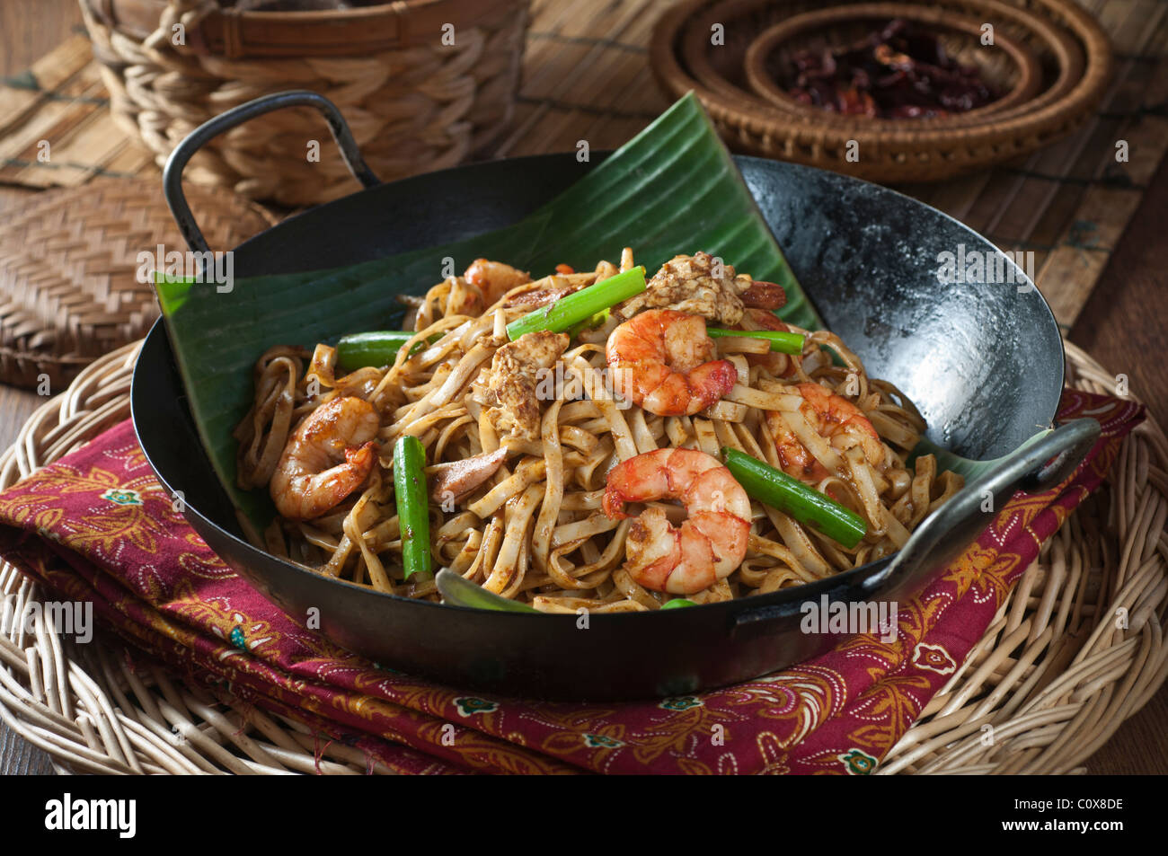Char kway teow.mescolare noodles fritti sulla foglia di banano. Il sud est asiatico il cibo Foto Stock