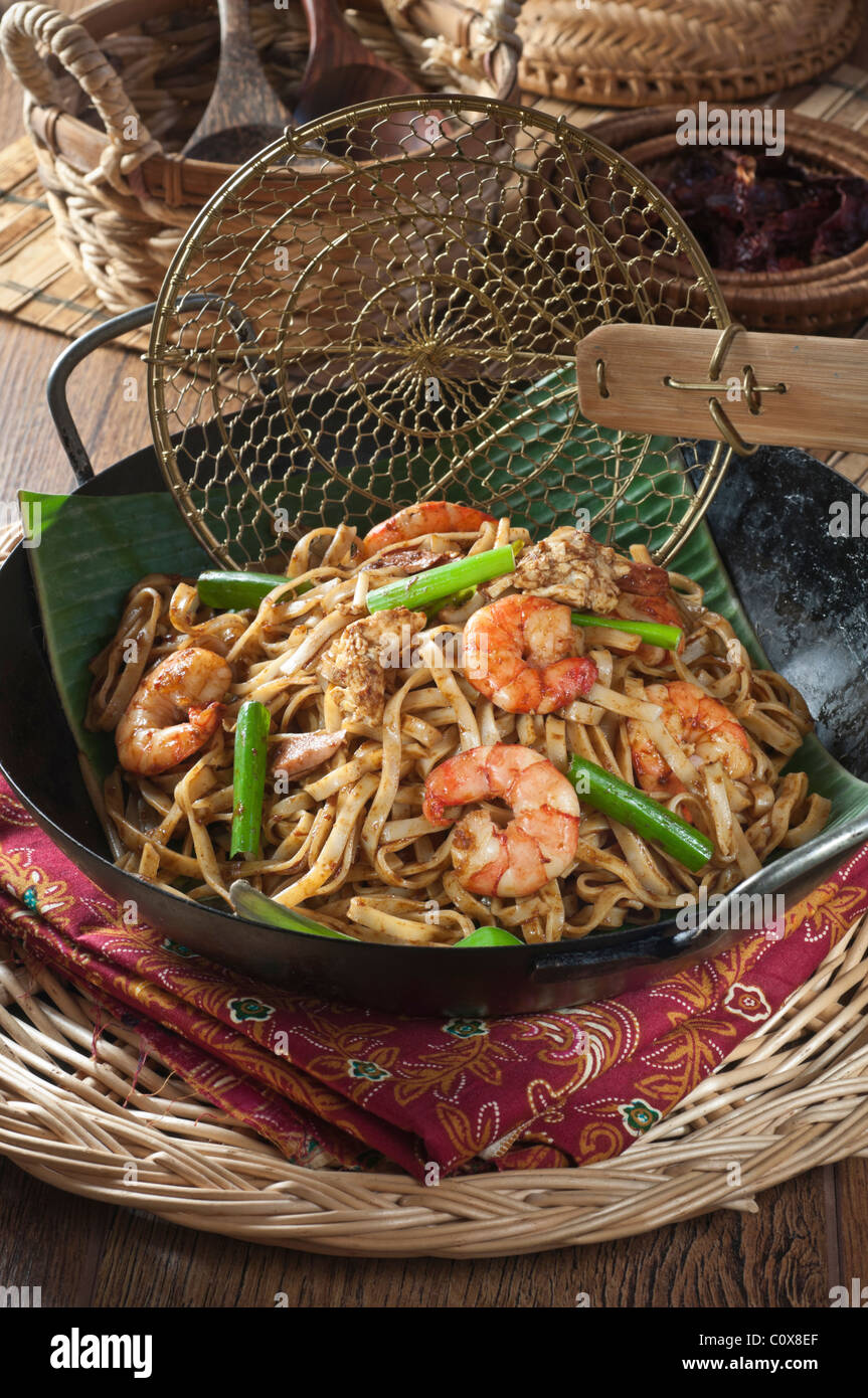Char kway teow.mescolare noodles fritti sulla foglia di banano. Il sud est asiatico il cibo Foto Stock