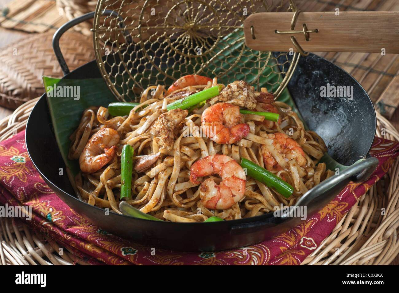 Char kway teow.mescolare noodles fritti sulla foglia di banano. Il sud est asiatico il cibo Foto Stock