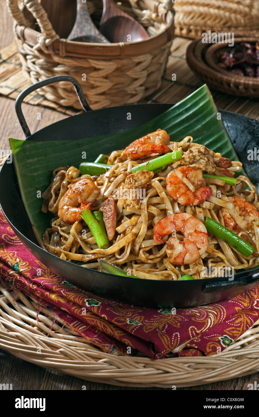 Char kway teow.mescolare noodles fritti sulla foglia di banano. Il sud est asiatico il cibo Foto Stock