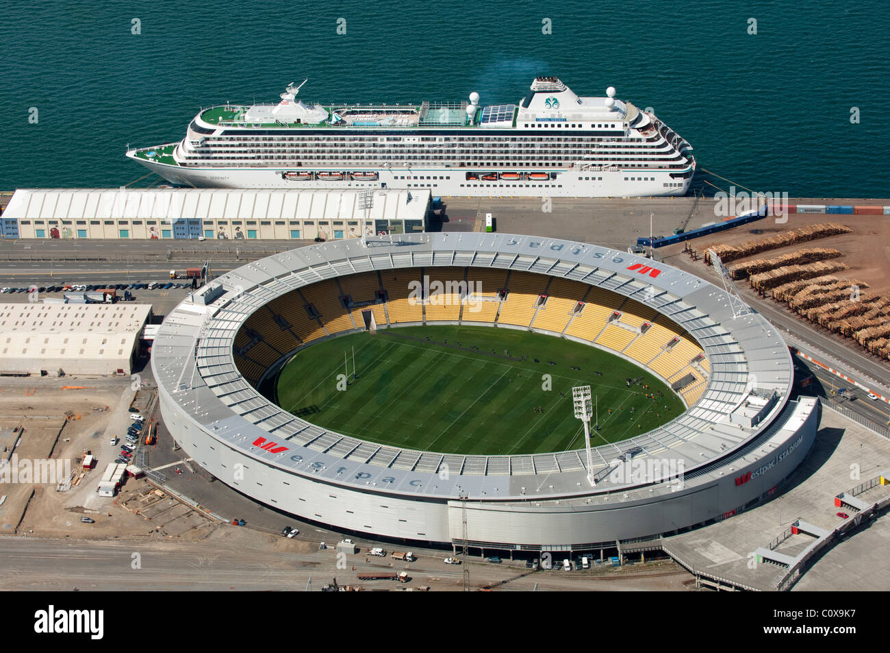 La nave di crociera, Crystal serenità inserito accanto al sport Westpac Stadium di Wellington, Nuova Zelanda. Foto Stock