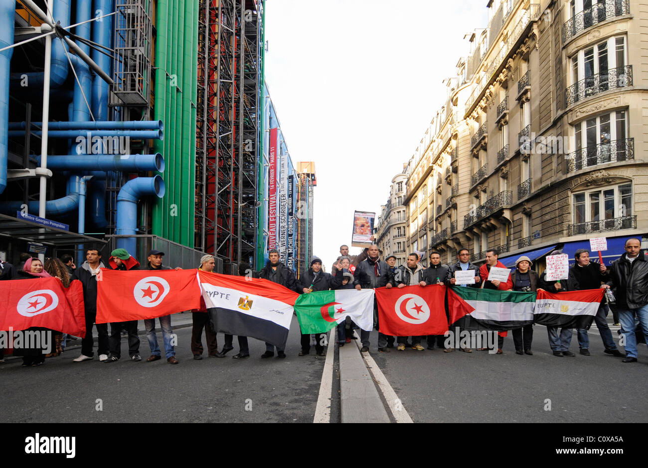 La gente celebra la Tunisia la rivoluzione con un marzo chiamando per rivolta in Egitto, Algeria, in Palestina e in altri paesi arabi. Foto Stock