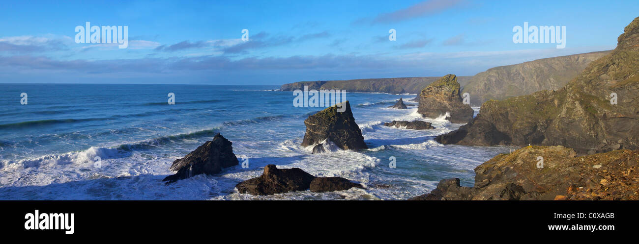 Foto panoramica di Bedruthan Steps in inverno il sole, North Cornwall, Sud Ovest Inghilterra, UK, Regno Unito, GB Gran Bretagna Foto Stock