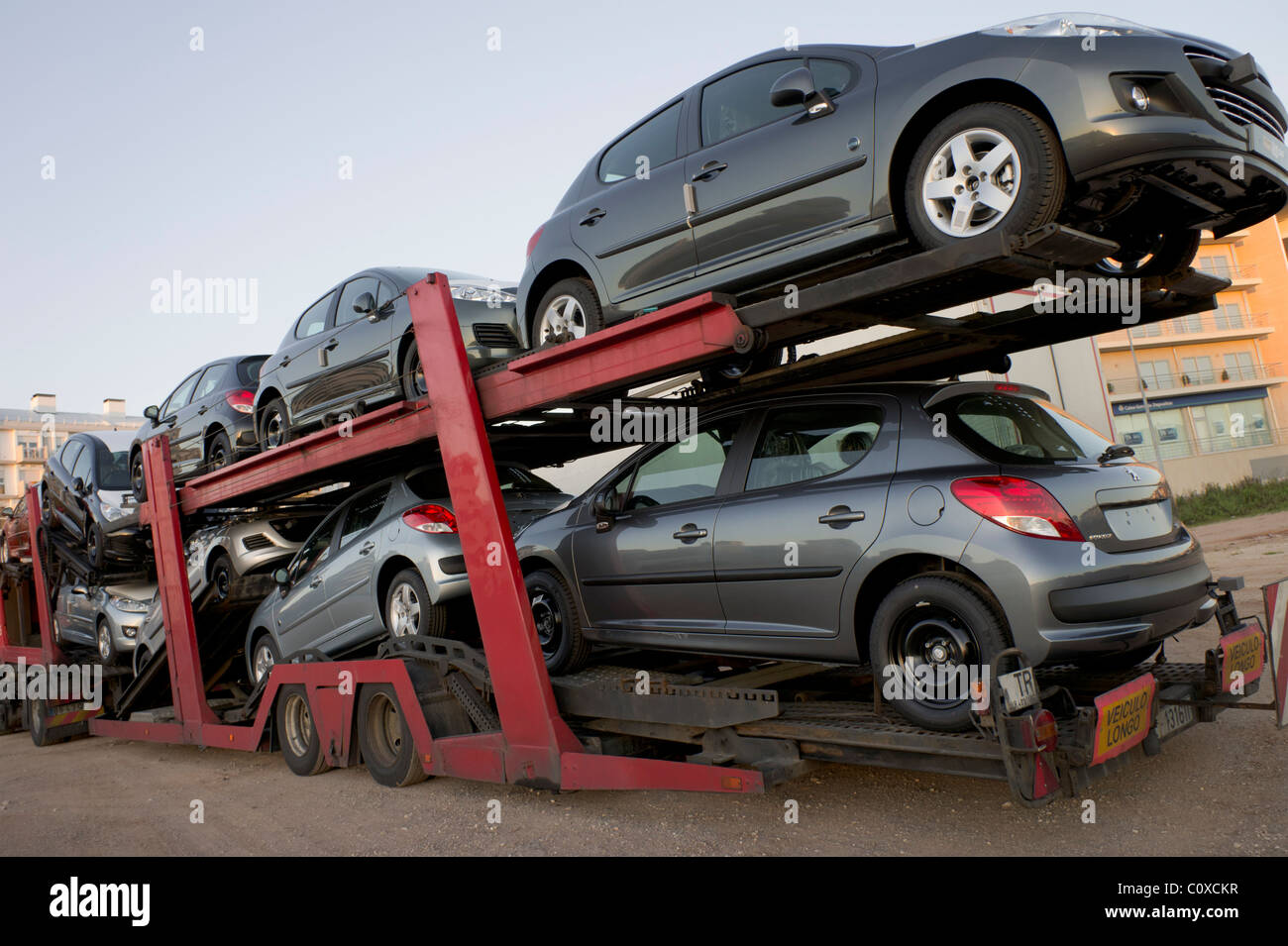 Trasporto Automobile camion che trasportano auto nuove da consegnare Foto Stock