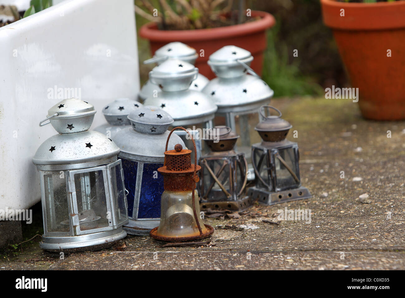 Una selezione di meteo indossato lanterne orto raffigurato in un giardino di Southampton, Regno Unito. Foto Stock Una selezione di meteo indossato lanterne orto raffigurato in un giardino di Southampton, Regno Unito. Foto Stock