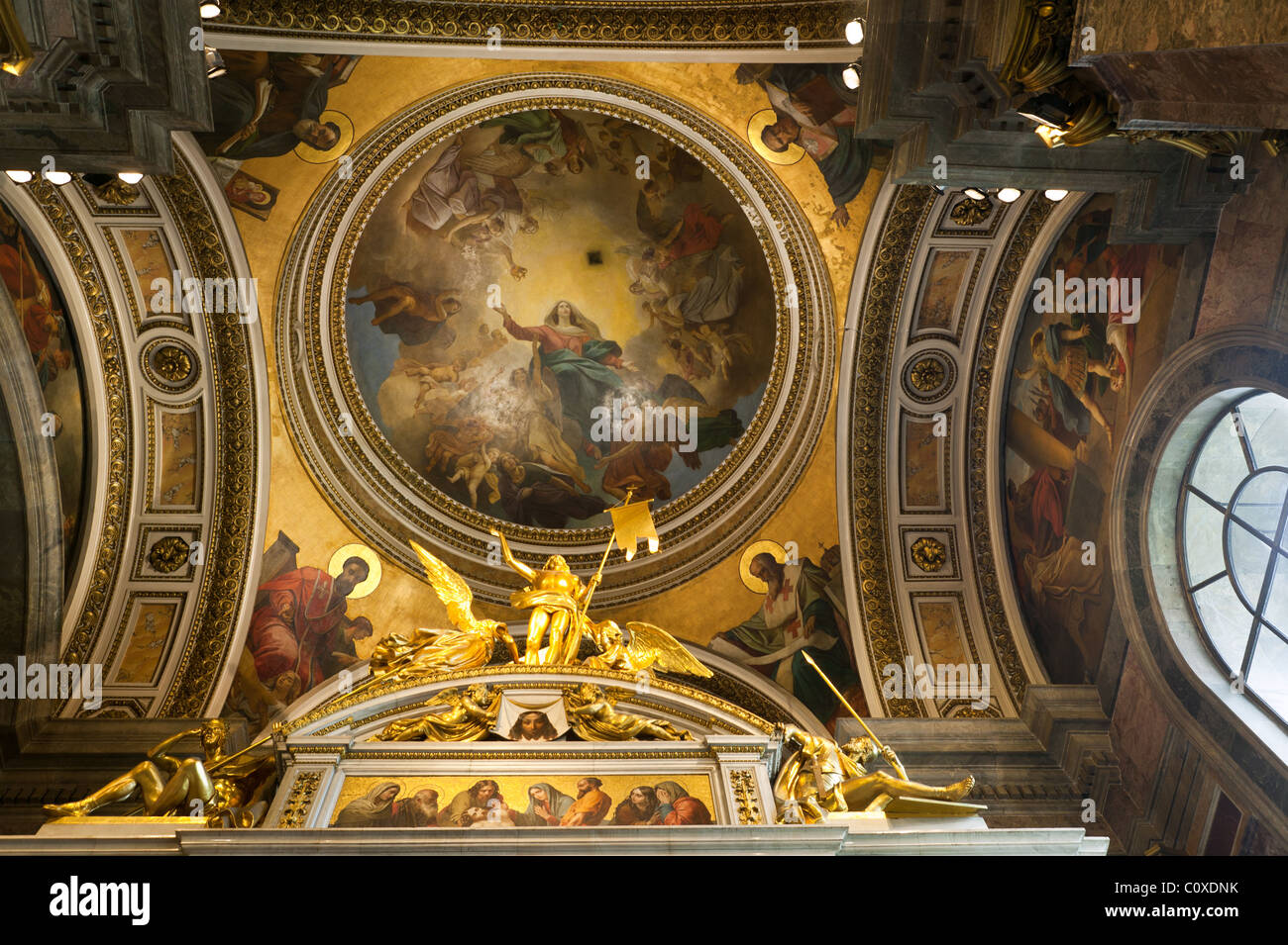 San Isaac interni. L'interno era originariamente decorato con i punteggi di dipinti di Carlo brullo e altri grandi maestri Russi del giorno. Foto Stock