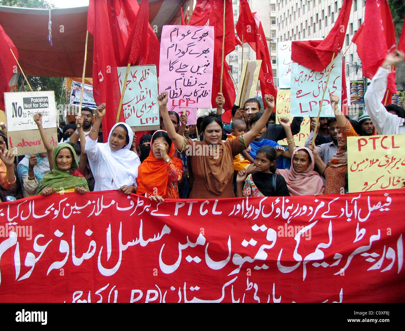 I sostenitori del partito laburista (LPP) chant slogan contro l'aumento dei prezzi del petrolio e a favore delle loro richieste Foto Stock