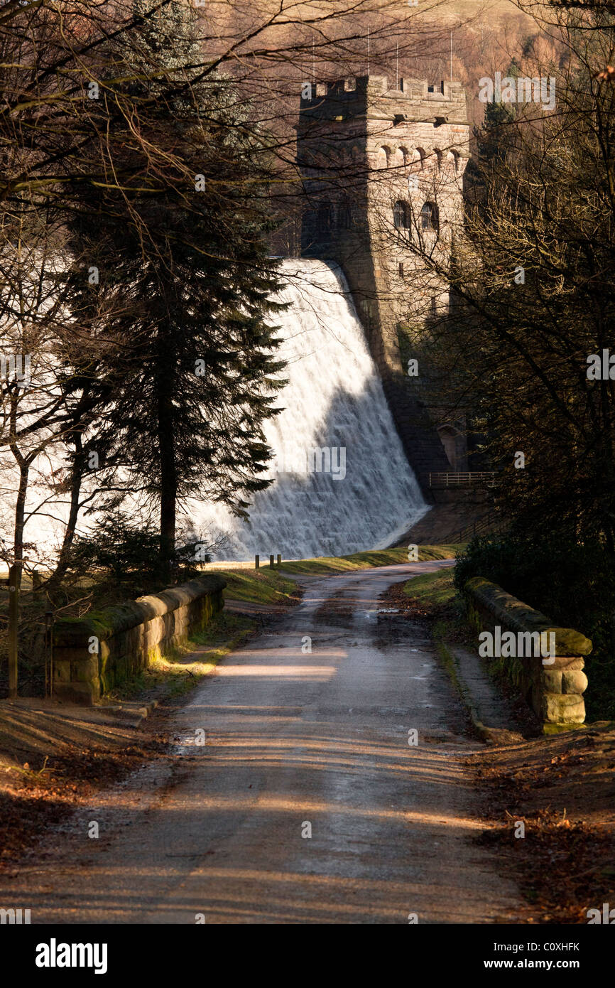 L'acqua che scorre verso il basso Howden diga nella parte superiore della valle del Derwent serbatoio nel Peak District, Derbyshire, vicino Ladybower. Foto Stock